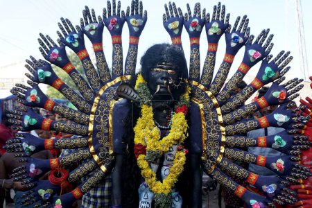 Foto de Hombres se visten como diosa hindú Kali cerca del templo de Mutharamman, Tamil Nadu, India, Asia - Imagen libre de derechos