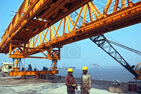 Téléchargez les photos : Ferme géante en fer utilisée pour soulever le dernier bloc dans la construction Bandra Worli Sea link à Worli Bombay Mumbai ; Maharashtra ; Inde 28-avril-2009 - en image libre de droit