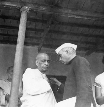 Foto de Khan Abdul Gaffar Khan; Sardar Vallabhbhai Patel y Jawaharlal Nehru en Khadi Pratishthan; Sodepur; 24 Parganas; Calcuta; 1946; India - Imagen libre de derechos