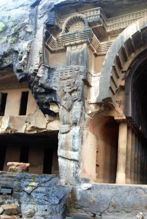 Téléchargez les photos : Grottes de Bhaja ; monastères de vihara Grottes bouddhistes taillées dans la roche au XIIe siècle ; village de Bhaja ; Lonavala ; Maharashtra ; Inde - en image libre de droit