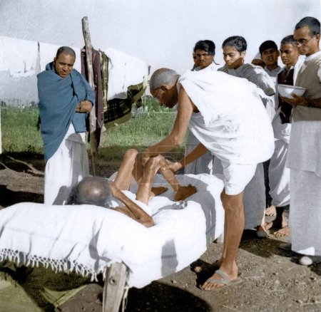 Foto de Mahatma Gandhi cuidando leproso paciente, Satyagraha Ashram, Wardha, Maharashtra, India, Asia, 1940 - Imagen libre de derechos