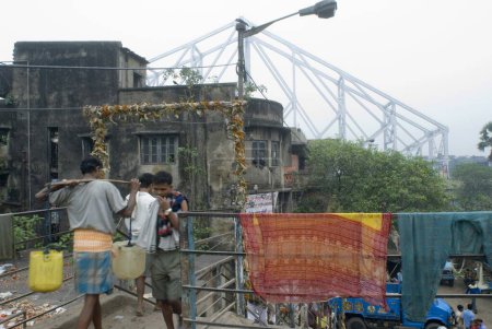 Téléchargez les photos : Howrah Bridge (Rabindra Setu) Un miracle d'ingénierie ; Énorme pont cantilever et large ; Kolkata ; Bengale occidental ; Inde - en image libre de droit