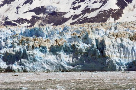 Icebergs avec glacier Hubbard et montagne Saint Elias ; le plus long glacier des marées en Alaska ; parc national Saint Elias ; baie de désenchantement ; Alaska ; États-Unis d'Amérique
