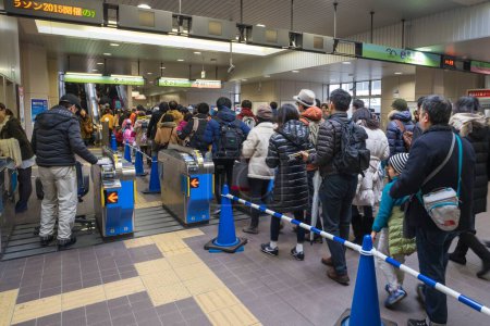 Téléchargez les photos : Passagers debout dans la file d'attente obtenir quai ferroviaire, tokyo, japon - en image libre de droit