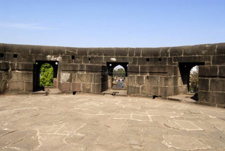 Téléchargez les photos : Peepholes sur le bastion de Shaniwarwada ; sur le côté de l'entrée principale ; construit en maçonnerie de gravats couronnés ; Pune ; Maharashtra ; Inde - en image libre de droit