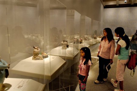 Téléchargez les photos : Mère et filles regardant l'art contemporain et la sculpture au musée d'art de Hong Kong ; Hong Kong MR477 - en image libre de droit