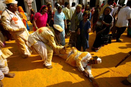 Téléchargez les photos : Les dévots s'appliquent mutuellement du curcuma pendant les célébrations de dasshera au temple jejuri, pune, Maharashtra, Inde - en image libre de droit