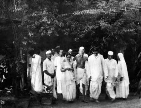 Téléchargez les photos : Mahatma Gandhi dans la résidence de son hôte ; Sumati Morarjee Juhu Beach ; Mumbai ; mai 1944 ; Inde - en image libre de droit