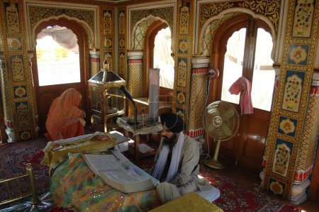 Téléchargez les photos : Prêtre sikh lu adi granth temple d'or à amritsar, Punjab, Inde, Asie - en image libre de droit