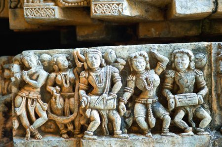 Músicos estatuas talladas en hoysaleswara templo; Halebid Halebidu; Hassan; Karnataka; India