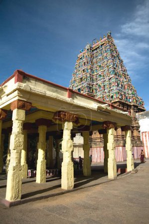 Foto de Gopuram de lord vishnu templo en alagar kovil cerca de Madurai, Tamil Nadu, India - Imagen libre de derechos