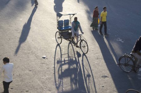 Foto de Bicicleta rickshaw en carretera en Jaipur en Rajasthan India - Imagen libre de derechos