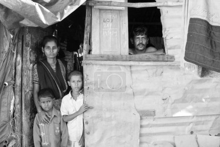 Téléchargez les photos : Famille dans le bidonville de Malvani, Malad, Bombay Mumbai, Maharashtra, Inde - en image libre de droit