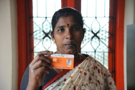 Téléchargez les photos : Dame rurale montrant la carte d'identité de la banque par ngo kshtriya gramin services financiers par la fondation IFMR, Thanjavur, Tamil Nadu, Inde - en image libre de droit
