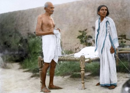 Téléchargez les photos : Mahatma Gandhi et le Dr Sushila Nayar à Utmanzai, Pakistan, 9 octobre 1938 - en image libre de droit