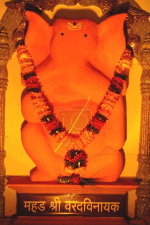 Téléchargez les photos : Réplique de l'idole de shree varadvinayak de mahad l'un des ashtvinayak lord ganesh pour le festival ganpati à Pune, Maharashtra, Inde - en image libre de droit