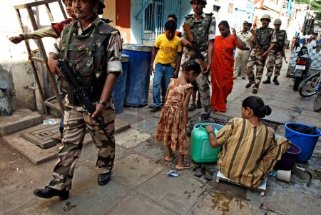 Foto de Policía de Mumbai y fuerza fronteriza indo tibetana Comandos de la ITBF en la cárcel de Arthur Road en Bombay Mumbai; Maharashtra; India 17-abril-2009 NO MR - Imagen libre de derechos