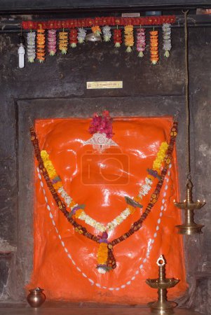 Foto de Ídolo del Señor Ganesh en color escarlata; Shri Girijatmaj en las cuevas de Ganesh en la montaña en Lenyadri; Ashtavinayak; Taluka Junnar; Distrito Pune; Maharashtra; India - Imagen libre de derechos