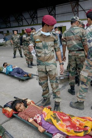 Foto de Ejército personal médico tratar a las personas heridas, terremoto, nepal, asia - Imagen libre de derechos
