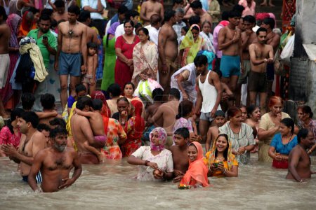 Téléchargez les photos : Les dévots faisant trempette sainte, Har Ki Pauri signifie littéralement les traces du Seigneur est considéré comme le Ghat le plus sacré de Haridwar sur les rives de la rivière Ganga, Uttaranchal, Inde - en image libre de droit
