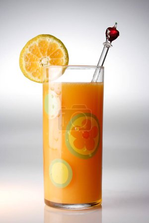 Foto de Bebidas, Zumo de naranja con rebanada de naranja y agitador sobre fondo blanco - Imagen libre de derechos
