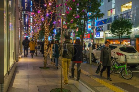 Téléchargez les photos : Arbres éclairés, tokyo, japon - en image libre de droit