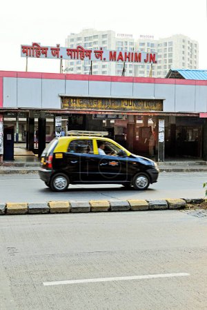 Straßeneinfahrt Mahim Junction Railway Station, Mumbai, Maharashtra, Indien, Asien