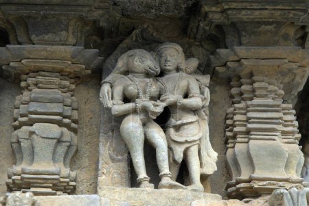 Junge Annäherungen an eine Dame mit Eselsgesicht in Amaru Sataka am Channakesava Vishnu Tempel; Belur; Distrikt Hassan; Karnataka; Indien