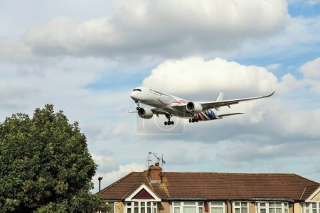 Téléchargez les photos : Avion Malaysia Airlines atterrissant à l'aéroport de Heathrow, Londres, Royaume-Uni - en image libre de droit