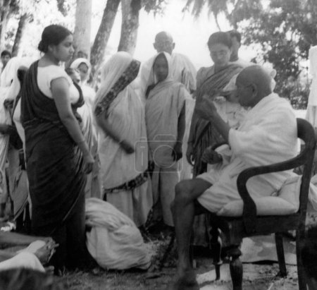 Foto de Mahatma Gandhi se reúne llorando disturbios de mujeres entre hindúes musulmanes en Noakhali Bengala Oriental Noviembre 1946 Sucheta Kripalani - Imagen libre de derechos