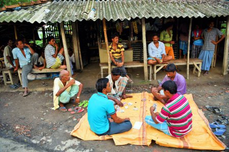 Foto de Gente jugando a las cartas, pueblo Herobhanga, estación de tren Canning, Bengala Occidental, India, Asia - Imagen libre de derechos