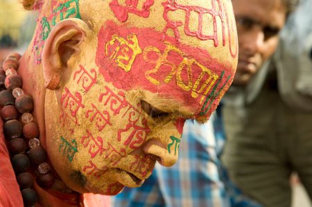Téléchargez les photos : Prêtre écrivant radhe krishna sur le visage par pâte de bois de santal, uttar pradesh, Inde, Asie - en image libre de droit