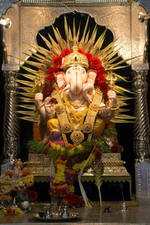 Téléchargez les photos : Seigneur ganesh statue Ganpati festival Tambadi Pune Maharashtra Inde Asie - en image libre de droit
