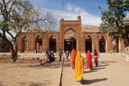 Foto de Turistas en Adhai-din-Ka-Jhopda, Ajmer, Rajasthan, India - Imagen libre de derechos