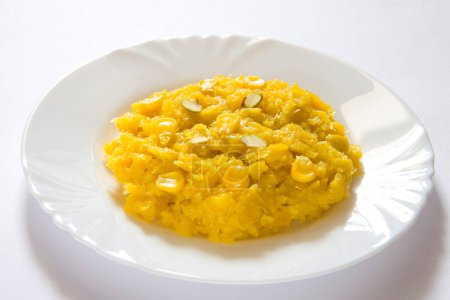 Nourriture indienne ; dessert sucré makki ka halwa maïs cloutés épi caramel porridge
