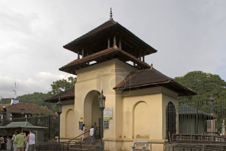 Téléchargez les photos : Temple de la relique de la dent sacrée sri dalada maligawa construit en 1283 par le roi parakramabahu III, Sri Lanka - en image libre de droit
