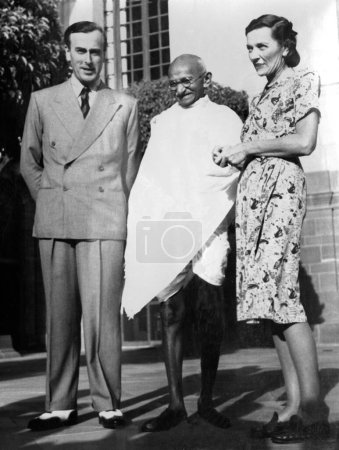 Foto de Mahatma Gandhi en su primer encuentro con el virrey británico Lord Mountbatten y su esposa, Nueva Delhi, 31 de marzo de 1947 - Imagen libre de derechos