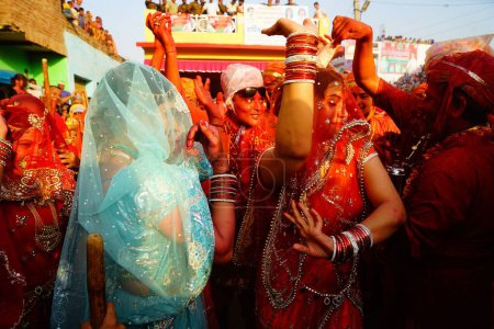 Téléchargez les photos : Femmes dansant, festival Lathmar Holi, Nandgaon, Mathura, Uttar Pradesh, Inde, Asie - en image libre de droit
