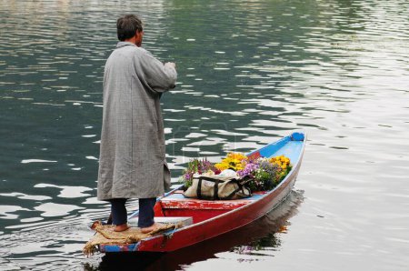 Téléchargez les photos : Vendeur de fleurs du Cachemire en canot dans le lac dal, Srinagar, Jammu-et-Cachemire, Inde - en image libre de droit
