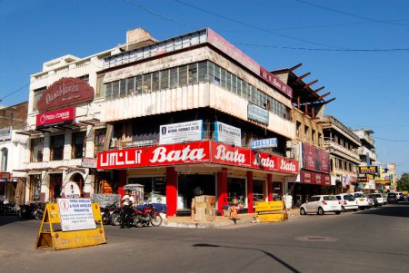 Téléchargez les photos : Grands magasins de marque, ligne de magasins congestionnés à la rue Jawaharlal Nehru, principale zone de marché de Puducherry, Territoire de l'Union, Inde - en image libre de droit