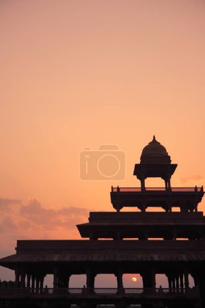 Lever de soleil au Panch Mahal à Fatehpur Sikri construit au cours de la seconde moitié du XVIe siècle en grès rouge ; capitale de l'empire moghol ; Agra ; Uttar Pradesh ; Inde Site du patrimoine mondial de l'UNESCO