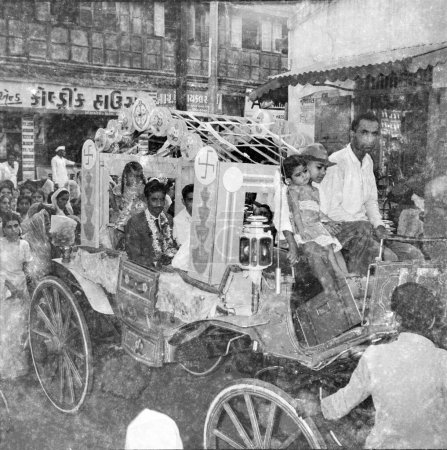 Foto de Viejo vintage 1900s foto en blanco y negro de boda india boda novio caballo carro procesión India - Imagen libre de derechos
