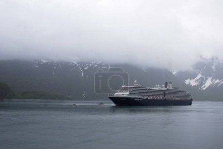 Téléchargez les photos : Oosterdam cruise ship of America se dirigeant vers le glacier Hubbard et la montagne Saint Elias ; le plus long glacier des marées en Alaska ; le parc national de Saint Elias ; baie de désenchantement ; Alaska ; États-Unis d'Amérique - en image libre de droit