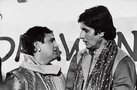 Téléchargez les photos : Asie du Sud acteurs indiens Bollywood Govinda et Amitabh Bachchan dans le film Chhote Miyan Bade Miyan - en image libre de droit