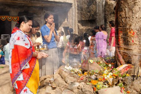 Téléchargez les photos : Les dévots du seigneur Shiva se sont réunis pour célébrer le festival mahashivaratri dans les grottes de Mandapeshwar, Borivali, Bombay maintenant Mumbai, Maharashtra, Inde - en image libre de droit