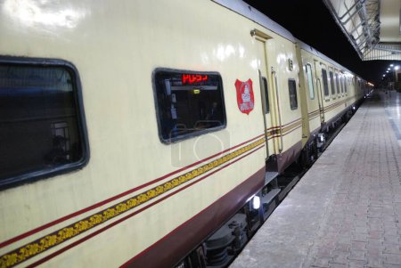 Téléchargez les photos : Train sur la plate-forme ferroviaire de Jaisalmer Rajasthan Inde - en image libre de droit