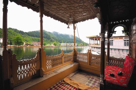 Foto de Casa flotante en dal lake, Srinagar, Jammu y Cachemira, India - Imagen libre de derechos