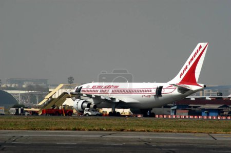 Téléchargez les photos : Avion Air India debout au terminal de l'aéroport international Chhatrapati Shivaji, Bombay Mumbai, Maharashtra, Inde - en image libre de droit