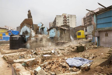 Foto de Una casa demolida en los barrios pobres de Dharavi; Bombay ahora Mumbai; Maharashtra; India - Imagen libre de derechos