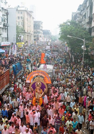 Téléchargez les photos : Peuple portant l'idole du seigneur Ganesh (dieu tête d'éléphant) pour visarjan ; Maharashtra ; Inde - en image libre de droit